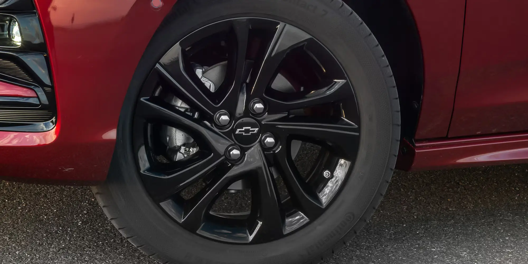 Rines de aleación de 16" y parrilla frontal con acabado en negro brillante - Concesionario Chevrolet en Colombia | Vehículos Nuevos y Usados | Continautos